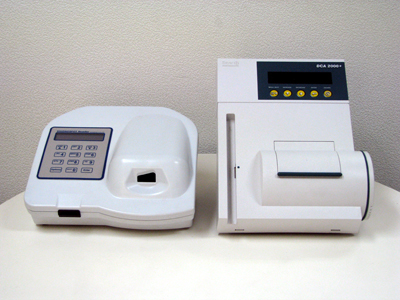 BNP（心臓機能調節ホルモン）計測装置（左側）・HbA1c測定装置（右側）
